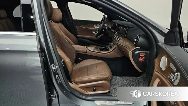 Mercedes-Benz E-Class W213 2021 Серый из Кореи, фото 2