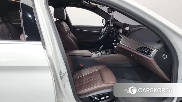 BMW 5 Series (G30) 2021 Белый из Кореи, фото 2