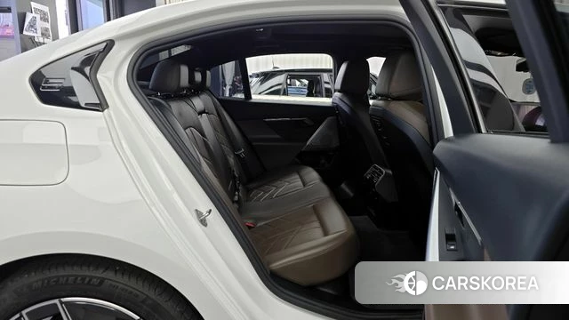BMW 5 Series (G60) 2024 Белый из Кореи, фото 2