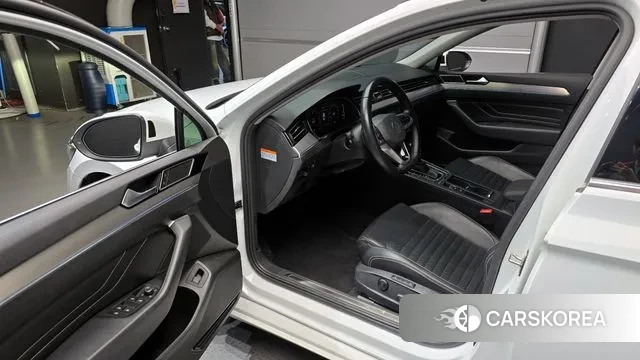 Volkswagen Passat GT (B8) 2021 Белый из Кореи, фото 2