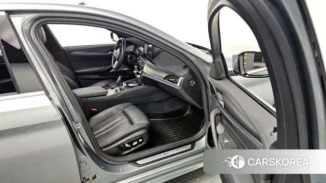 BMW 5 Series (G30) 2023 Серый из Кореи, фото 2