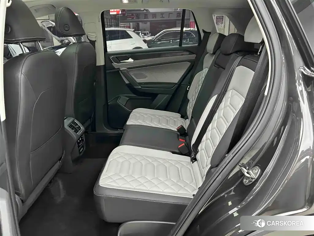 Volkswagen Tayron 2023 Silver/gray из Китая, фото 2