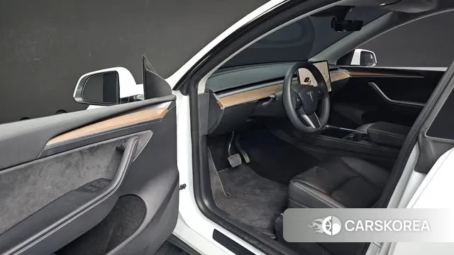 Tesla Model Y 2023 Белый из Кореи, фото 2