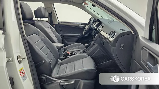 Volkswagen Tiguan Allspace 2022 Белый из Кореи, фото 2
