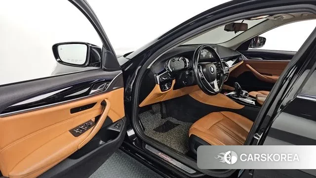 BMW 5 Series (G30) 2018 Черный из Кореи, фото 2