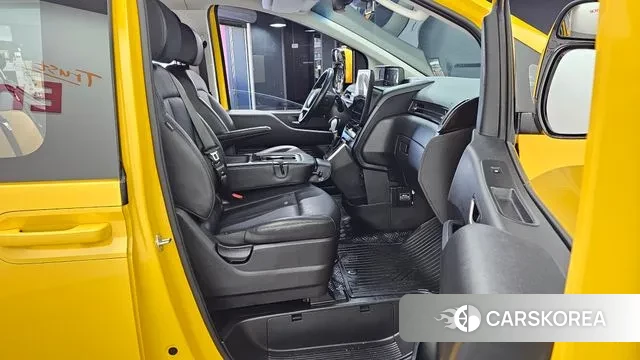 Hyundai Staria 2024 Желтый из Кореи, фото 2