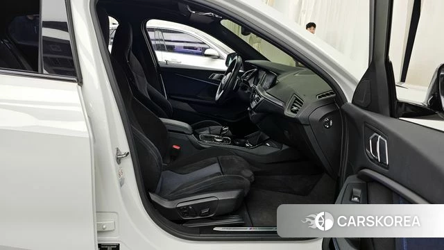 BMW 1 Series (F40) 2020 Белый из Кореи, фото 2