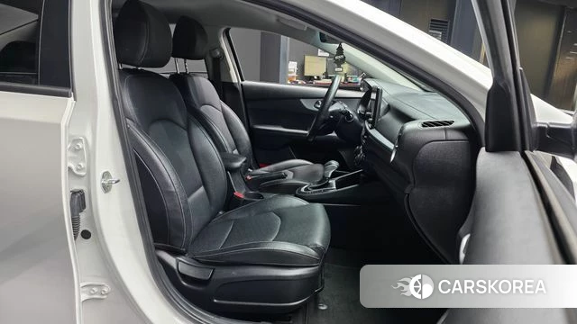 Kia The New K3 2nd generation 2021 Белый из Кореи, фото 2