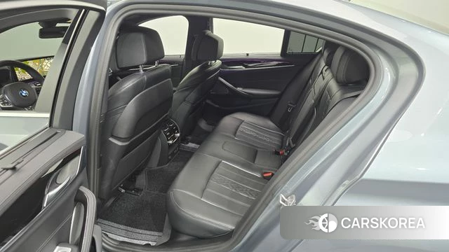 BMW 5 Series (G30) 2022 Серебристо-серый из Кореи, фото 2