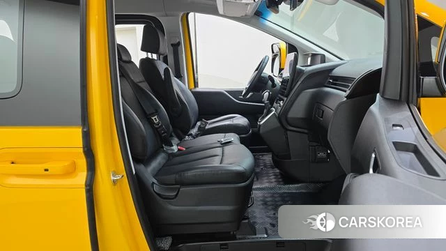 Hyundai Staria 2023 Желтый из Кореи, фото 2