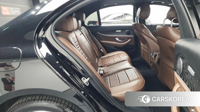 Mercedes-Benz E-Class W213 2023 Черный из Кореи, фото 2