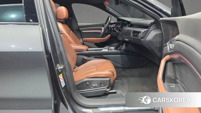 Audi e-Tron 2022 Серый из Кореи, фото 2