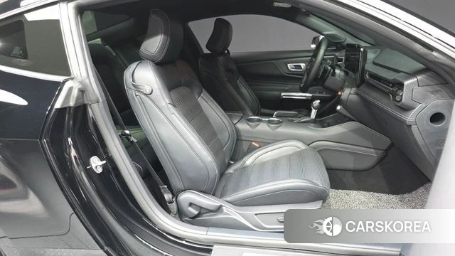 Ford Mustang 7th Generation 2024 Черный из Кореи, фото 2