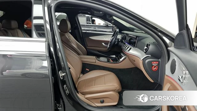 Mercedes-Benz E-Class W213 2021 Серый из Кореи, фото 2