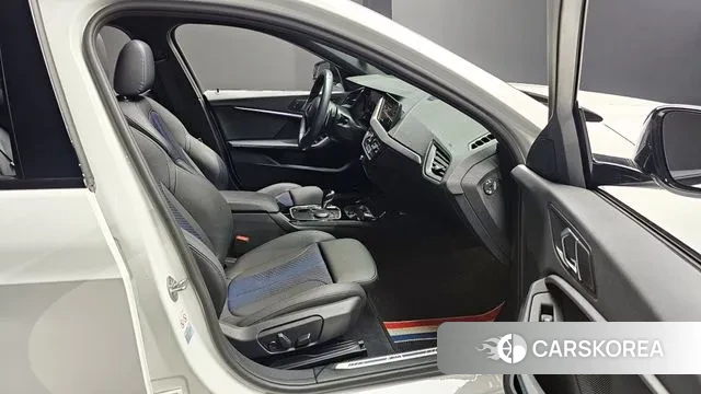 BMW 1 Series (F40) 2023 Белый из Кореи, фото 2