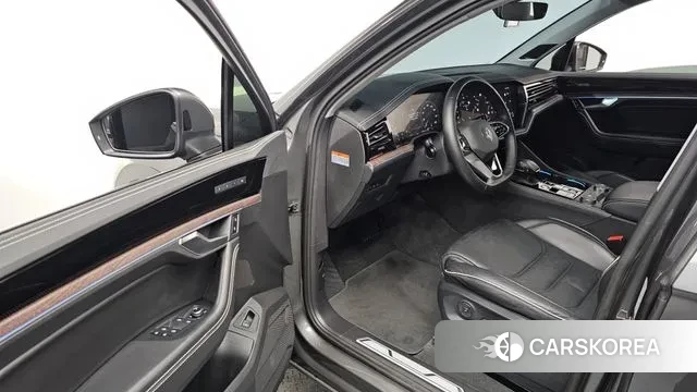 Volkswagen Touareg 3rd generation 2024 Серый из Кореи, фото 2