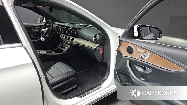 Mercedes-Benz E-Class W213 2021 Белый из Кореи, фото 2