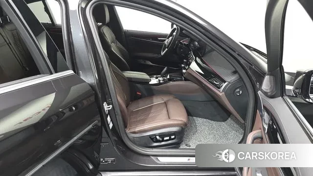 BMW 5 Series (G30) 2023 Серый из Кореи, фото 2