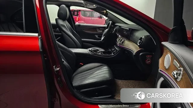 Mercedes-Benz E-Class W213 2019 Красный из Кореи, фото 2