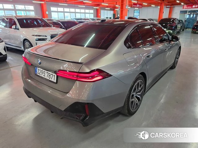 BMW 5 Series (G60) 2025 Песочный из Кореи, фото 2