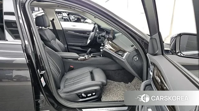 BMW 5 Series (G30) 2023 Серый из Кореи, фото 2