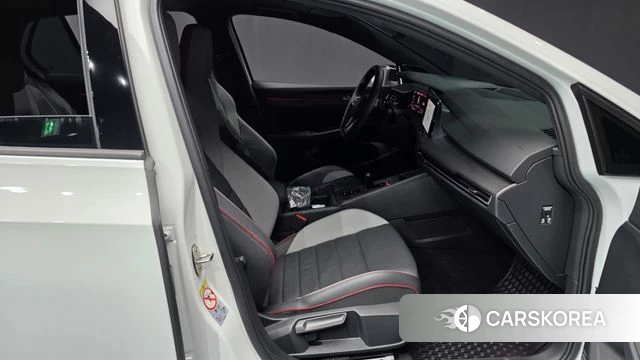 Volkswagen Golf 8th Generation 2023 Белый из Кореи, фото 2