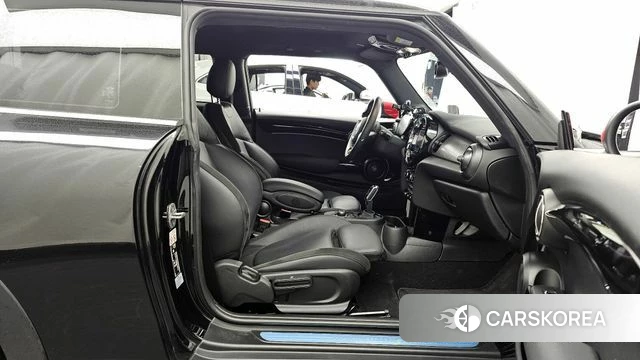 Mini Cooper Electric 2023 Черный из Кореи, фото 2