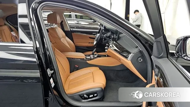 BMW 5 Series (G30) 2022 Черный из Кореи, фото 2