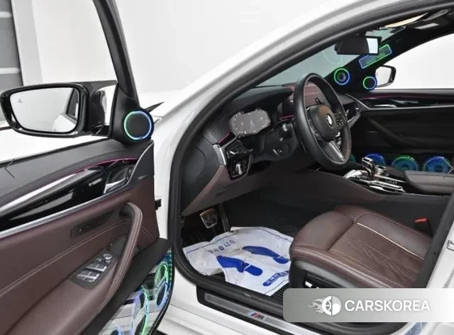 BMW 5 Series (G30) 2023 Белый из Кореи, фото 2