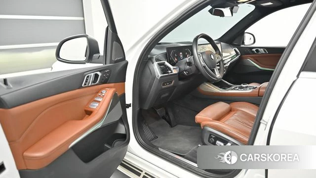 BMW X7 (G07) 2023 Белый из Кореи, фото 2