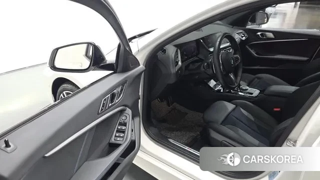 BMW 1 Series (F40) 2023 Белый из Кореи, фото 2