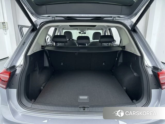 Volkswagen Tiguan L 2022 Серебристо-серый из Китая, фото 2