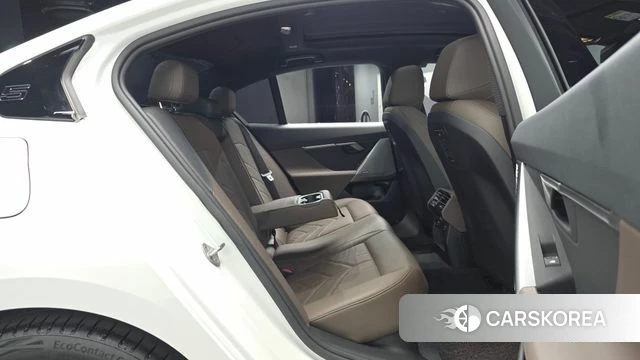 BMW 5 Series (G60) 2023 Белый из Кореи, фото 2