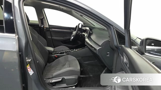 Volkswagen Golf 8th Generation 2023 Серый из Кореи, фото 2