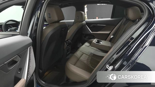 BMW 5 Series (G60) 2025 Черный из Кореи, фото 2