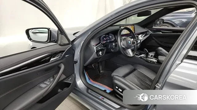 BMW 5 Series (G30) 2023 Серый из Кореи, фото 2