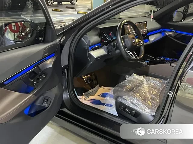 BMW 5 Series (G60) 2023 Серый из Кореи, фото 2