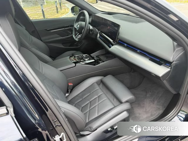 BMW 5 Series (G60) 2024 Черный из Кореи, фото 2