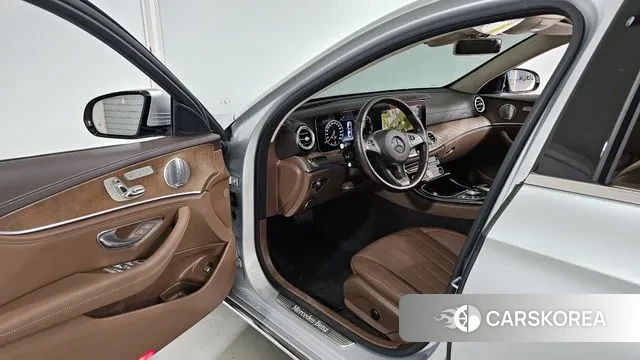 Mercedes-Benz E-Class W213 2018 Серебряный из Кореи, фото 2