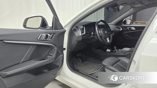 BMW 1 Series (F40) 2021 Белый из Кореи, фото 2