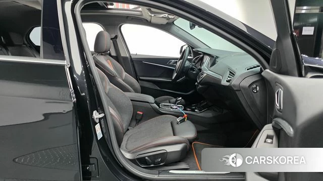 BMW 1 Series (F40) 2021 Черный из Кореи, фото 2