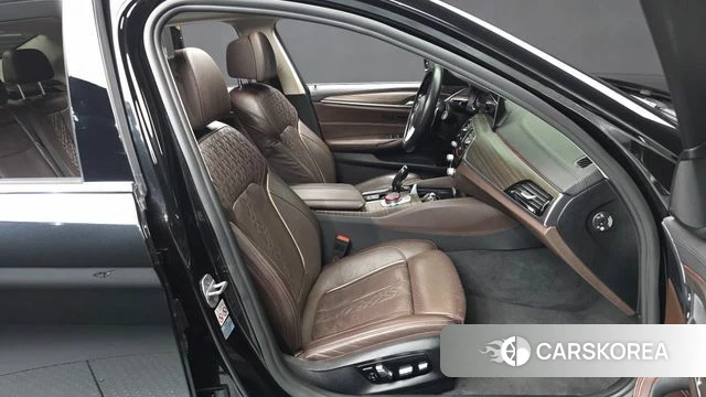 BMW 5 Series (G30) 2018 Черный из Кореи, фото 2