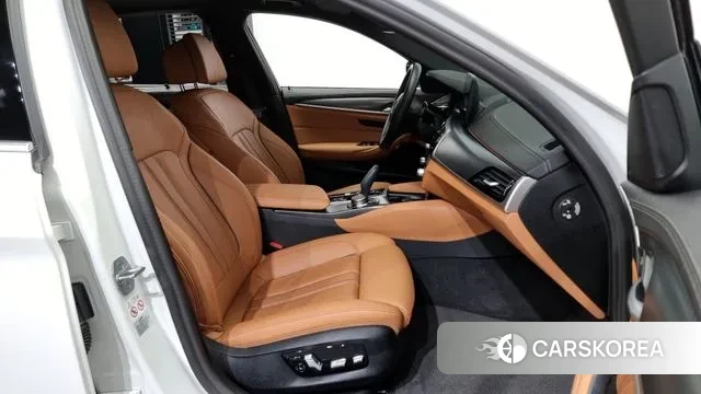 BMW 5 Series (G30) 2023 Белый из Кореи, фото 2