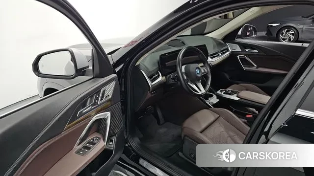 BMW iX1 (U11) 2023 Черный из Кореи, фото 2