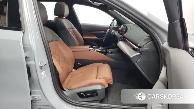 BMW 5 Series (G60) 2024 Серебристо-серый из Кореи, фото 2