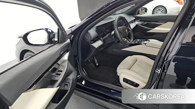 BMW 5 Series (G60) 2024 Черный из Кореи, фото 2