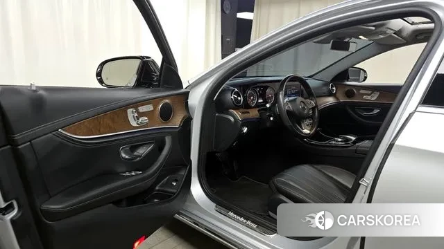Mercedes-Benz E-Class W213 2018 Серебряный из Кореи, фото 2