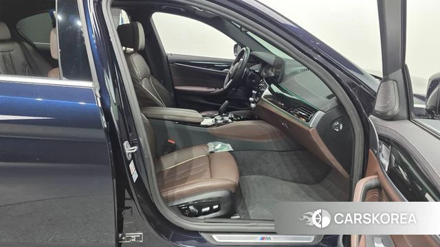 BMW 5 Series (G30) 2022 Черный из Кореи, фото 2