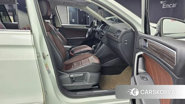Volkswagen Tiguan Allspace 2022 Белый из Кореи, фото 2