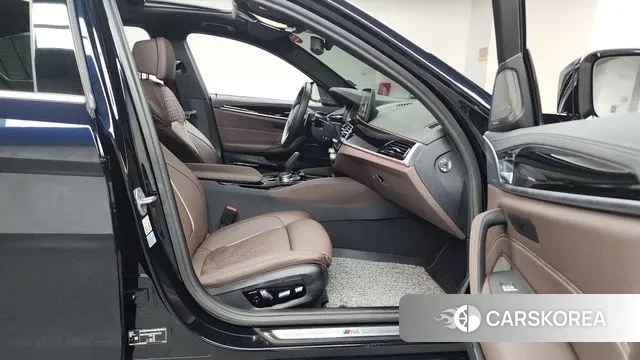 BMW 5 Series (G30) 2023 Черный из Кореи, фото 2